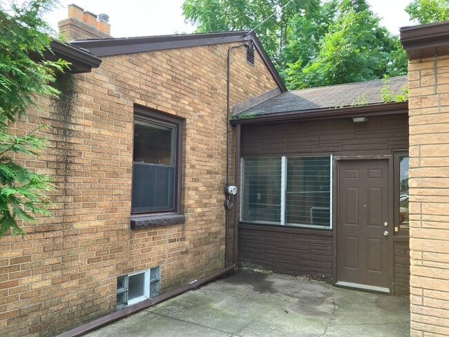 Building Photo - Lovely Single Family House in Kenosha