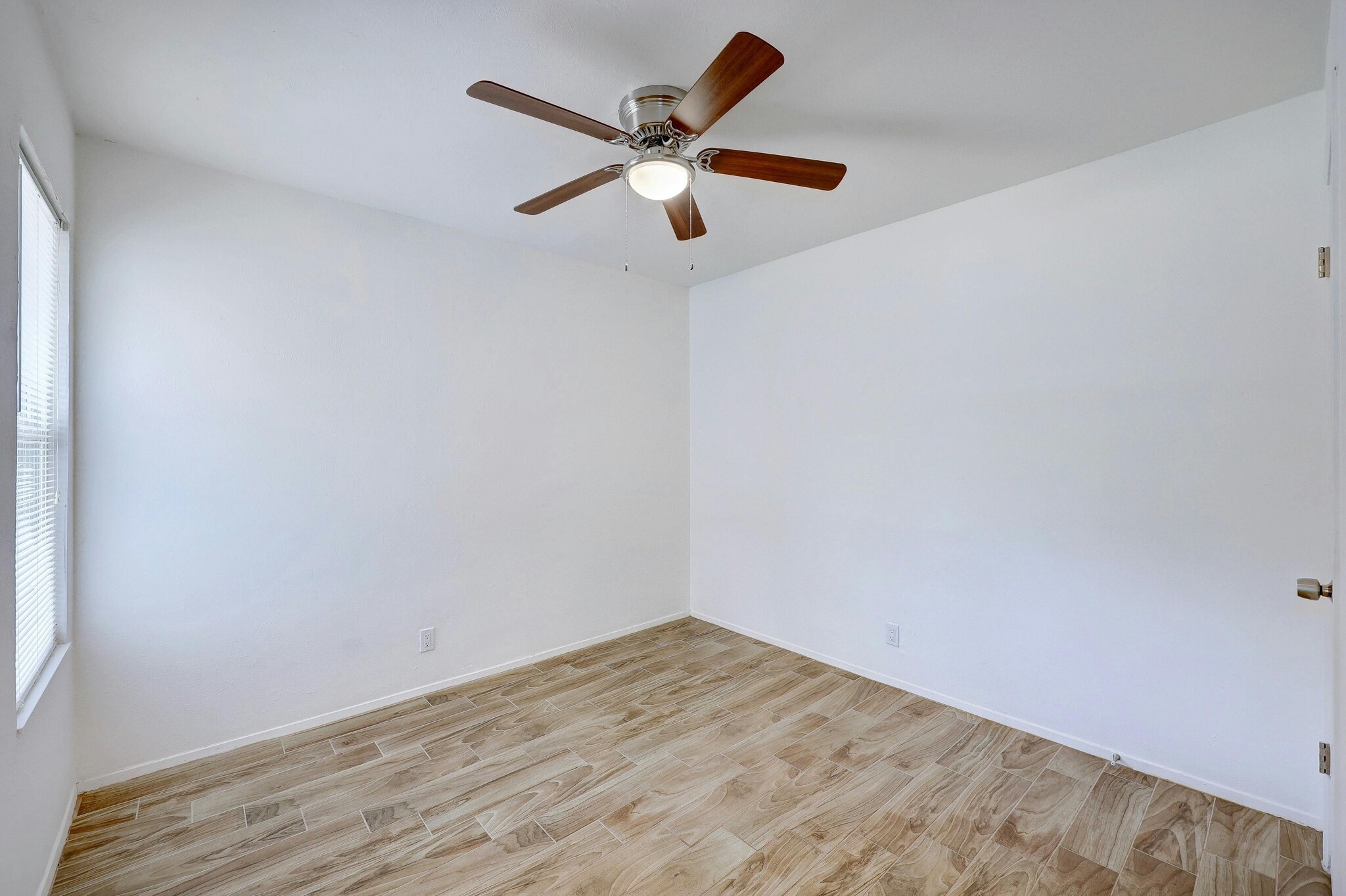 Building Photo - 703 Country Aire Dr