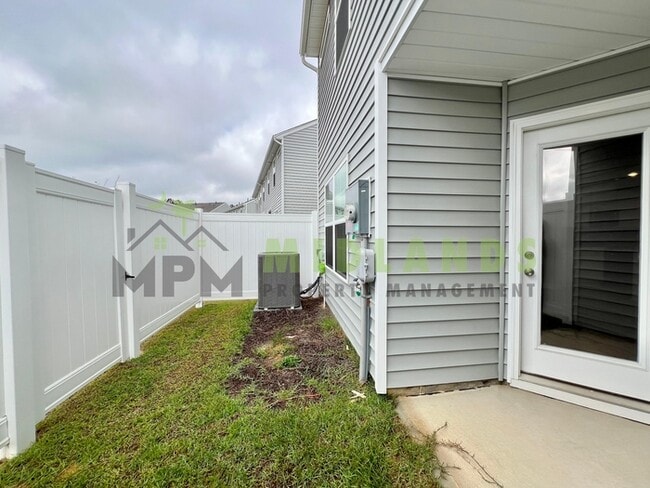 Building Photo - 1221C Champions Rest