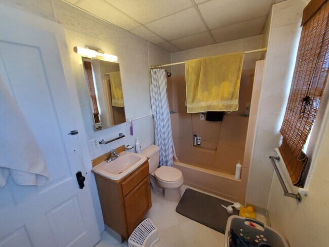 Building Photo - AVAILABLE May 2026 - Wonderful 4 Bedroom House - 2 Car Garage