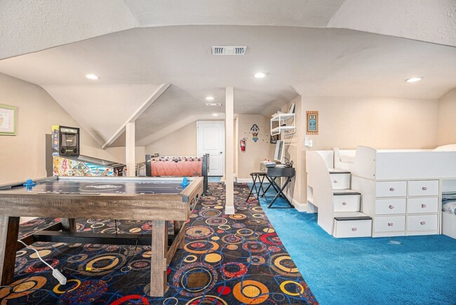 Building Photo - 1333 N Meyer Ave