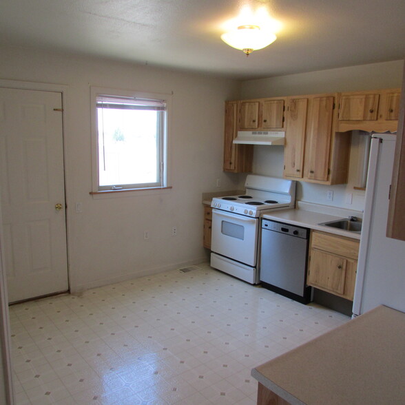 Kitchen, view 2 - 2156 Frances St