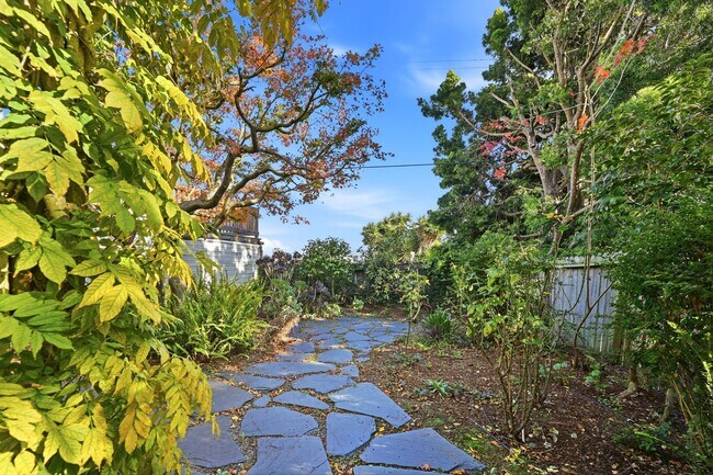Building Photo - Light Filled Condo in Noe Valley+ Parking Included+ Laundry In unit - Please Contact for Showing ...