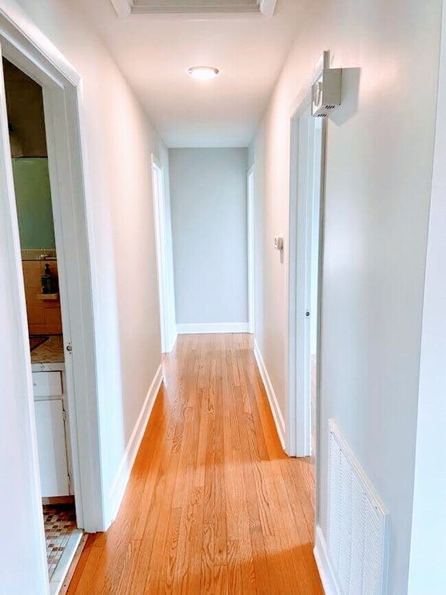 Building Photo - Great 4 Bedroom House