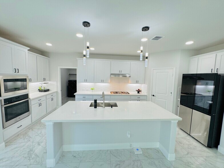 Building Photo - 2801 Riverview Rd