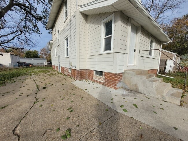 Building Photo - 4 Bedroom, 2 Bathroom home with large yard...
