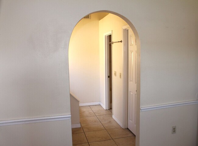 Building Photo - 3036 Dellcrest Pl