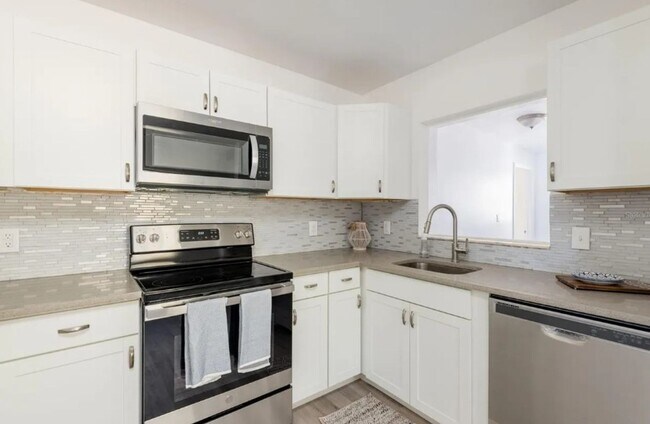 Building Photo - Housing Voucher Accepted: Charming 3-Bedro...