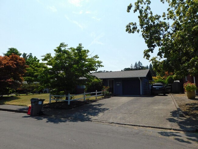 Building Photo - Beautiful Two-Bedroom Home With Large Bonus Room