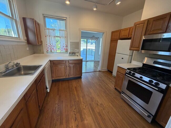 Building Photo - 472 N Larch Ave