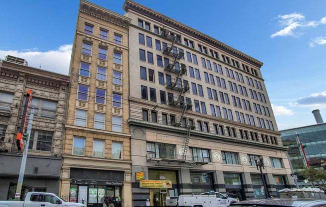 Building Photo - Bright 1BR/1BA Condo in Downtown SF – Step...