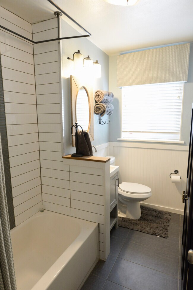 Common Area Bathroom - 932 S Holly St