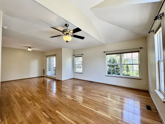Building Photo - A Chesapeake Bay Townhome w/Garage, Available NOW! 2 Downstairs Bedrooms - Pet Friendly - 2 Balco...