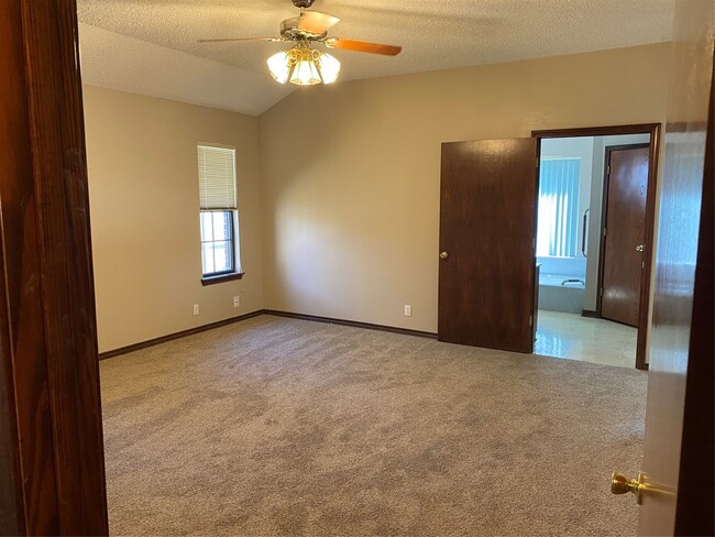 Building Photo - 301 Jansen Dr