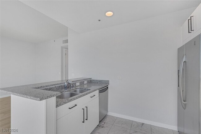 Building Photo - 4525 Dean Martin Dr