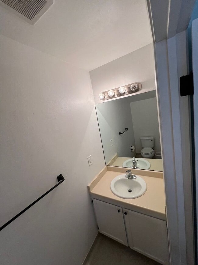 Building Photo - 2 Bedroom 2 Bath Updated Condo Marina - Av...