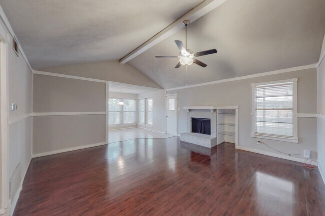 Building Photo - Available June 1st! 3 Bedroom 2 Bath East ...