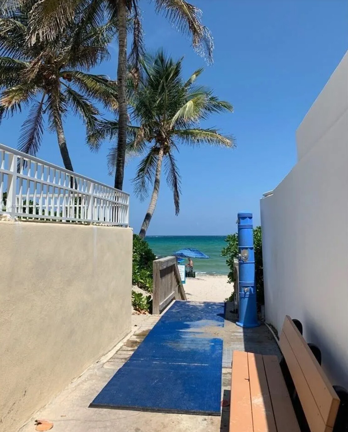 Walk to the Beach - 3181 S Ocean Dr