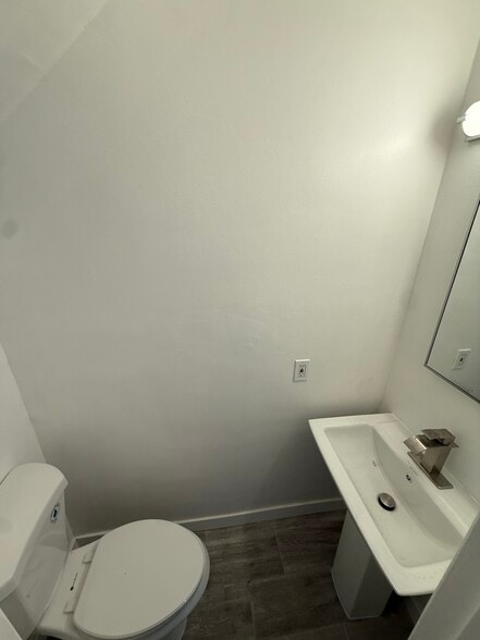 Guest bathroom - 14642 Calvert St