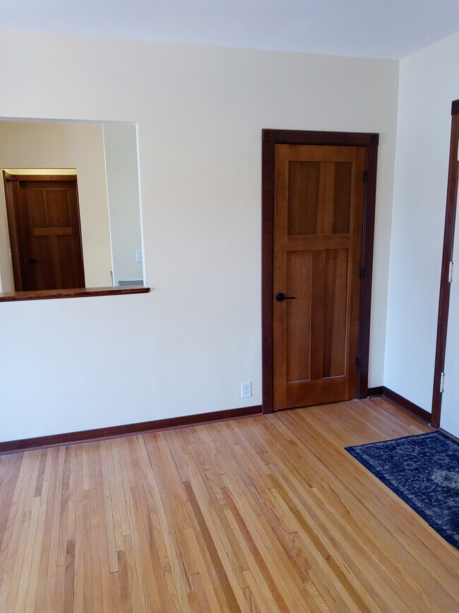Building Photo - 2733 Girard Ave S