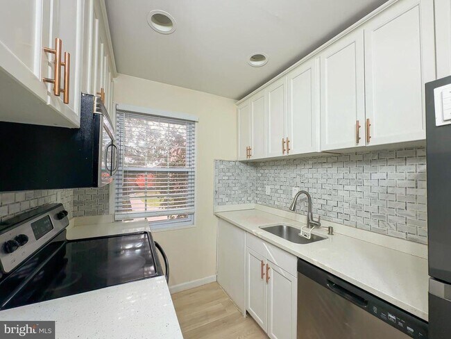 Building Photo - 2102 Suitland Terrace SE