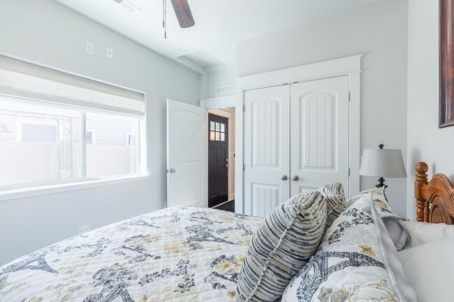 Building Photo - Charming Fully Furnished 1 Bedroom, 1 Bath...