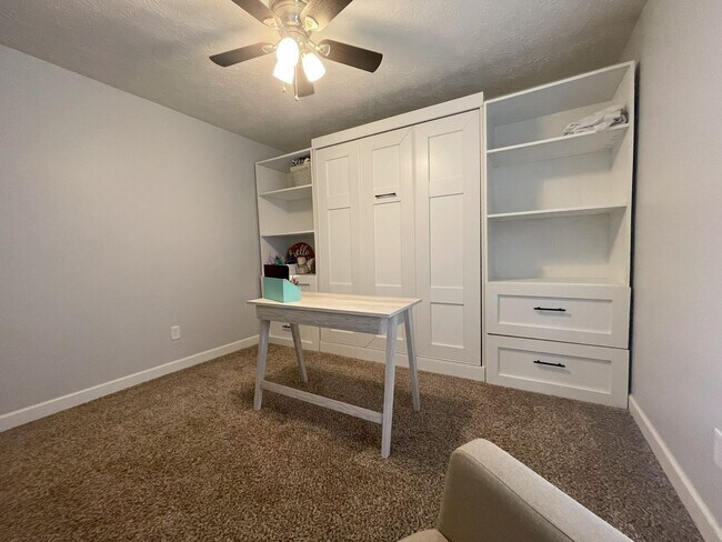 Building Photo - Beautifully Updated 3 Bed Home with Bonus ...