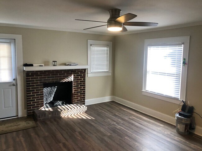 Building Photo - Four bedroom, 2 bath house in Burlington