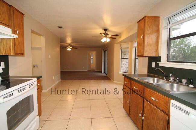 Building Photo - 4604 Fieldcrest Dr