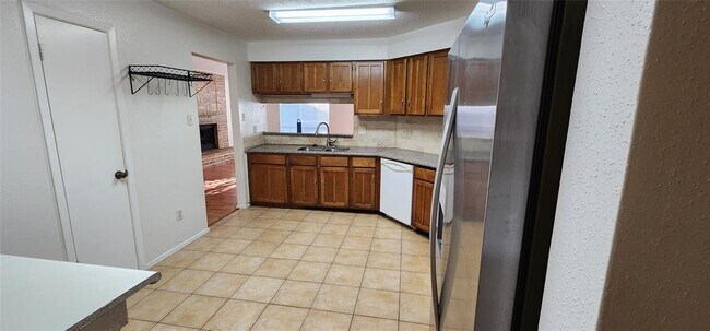 Building Photo - 16755 Maplemont Dr