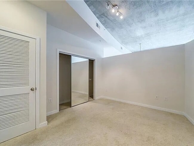 Building Photo - 1 bdrm, 1 bath condo with large private patio. Pool and gym on site!