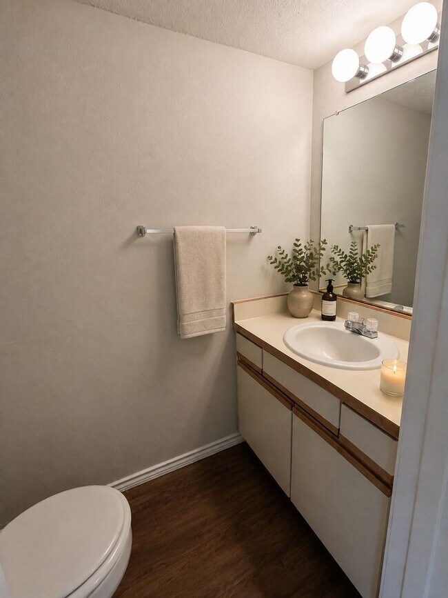 Building Photo - 2bed/2.5 bath condo close to downtown