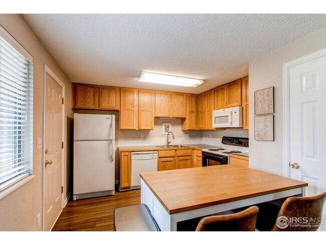 Building Photo - Mission Hills Condo