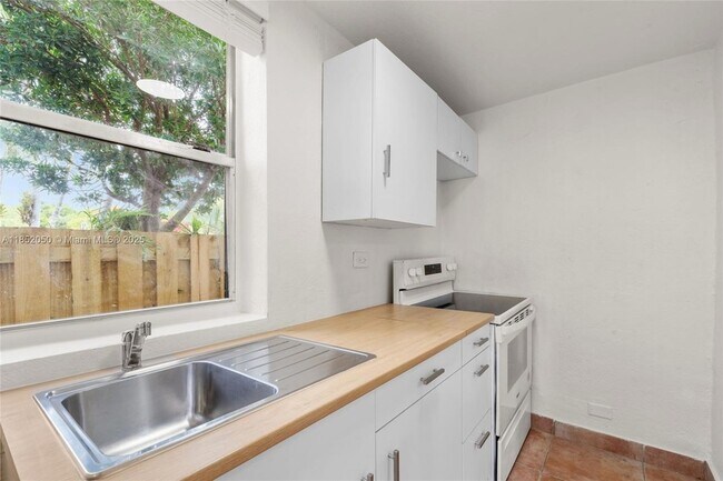 Building Photo - 2385 SW 17th St