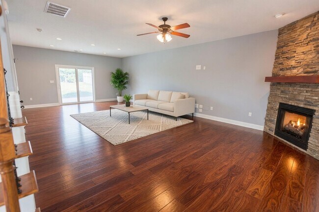 Building Photo - Cornerstone Spacious Single Family w Fenced Yard!