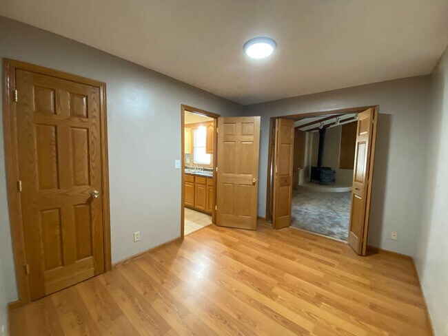 Building Photo - Huge Urbandale Home with Fenced In Back Yard!