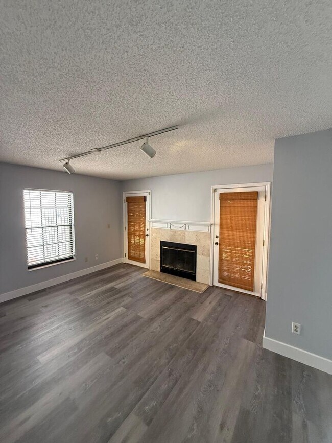 Building Photo - 1030 Knoll Wood Ct