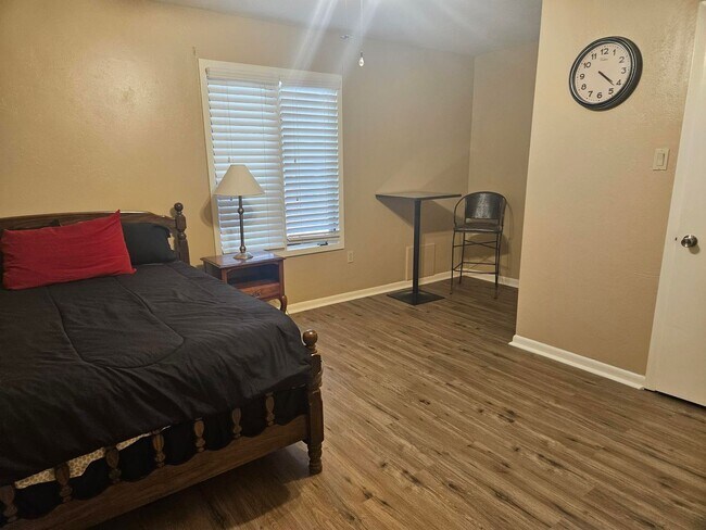 Building Photo - 2 or 3 Bed / 2 Bath Condo in Greenbriar Av...
