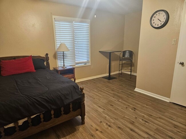 Building Photo - 2 or 3 Bed / 2 Bath Condo in Greenbriar Available Soon!