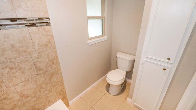 Building Photo - Amazing 4 bedroom house in Houston, TX