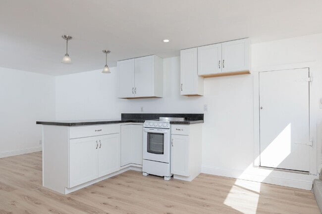 Building Photo - "Delightful 1-Bedroom Apartment in Historic Home!"