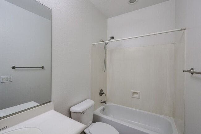 Building Photo - MOVE IN SPECIALS!! Charming 4 Bed 2 bath 2...