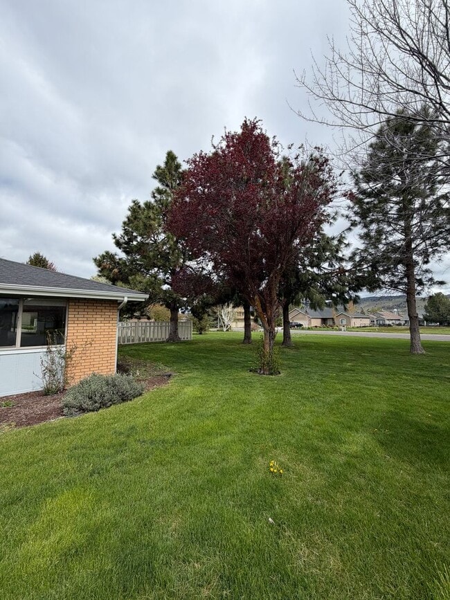 Building Photo - Hard to find 3 Bdrm, 2 Bath home in Harbor isles on the canal 2 miles to Sky Lakes Medical Ctr an...