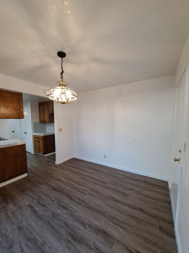 Building Photo - RENT REDUCE & MOVE IN SPECIAL: 1ST MONTH RENT FREE - Spacious 3-Bedroom Home Steps from Addams El...