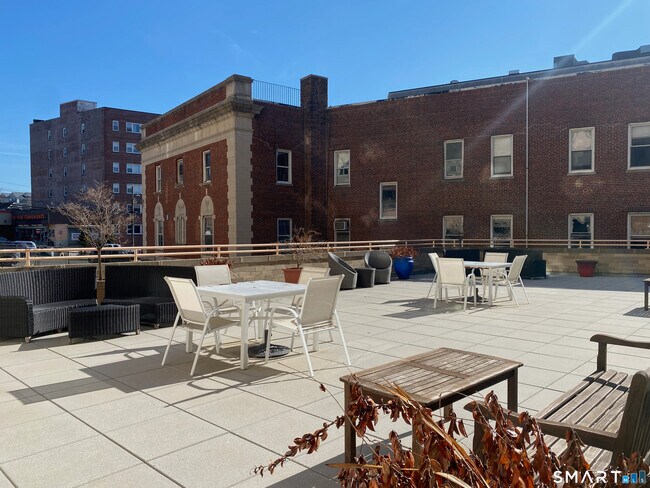 Building Photo - 143 Hoyt St