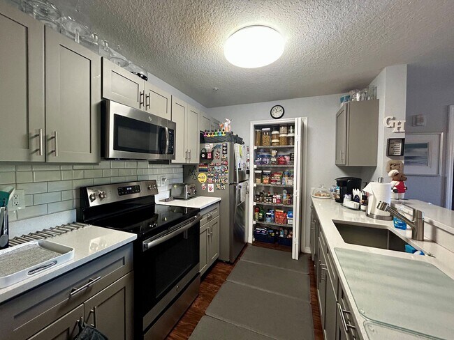 Building Photo - 5483 Vineland Rd