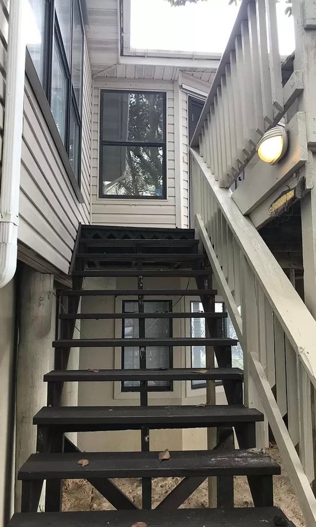 Building Photo - Beautiful 3B/3.5B Waterfront Fully Furnished Home available for Long-Term Rental!