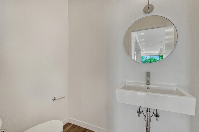 Building Photo - 1231 Newton St