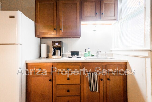 Building Photo - 1651 S Spring Ave