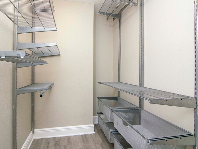 Building Photo - Ground Floor - Corner/End Unit - Upgraded ...